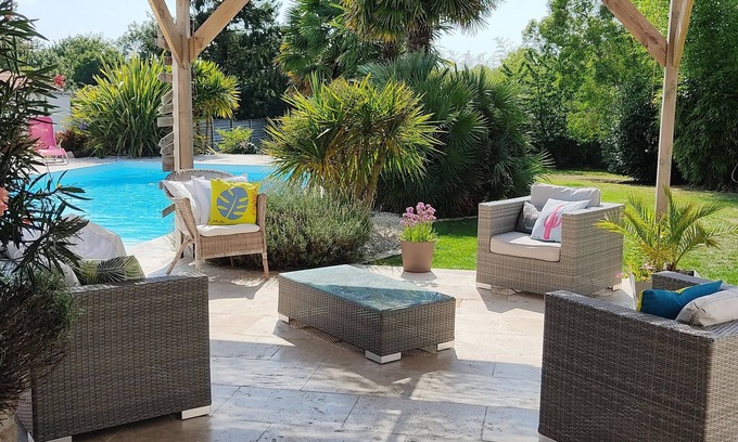 La Roche-sur-Yon Villa | Villa au Calme Sans vis à Vis. Piscine et Jardin Paysagé