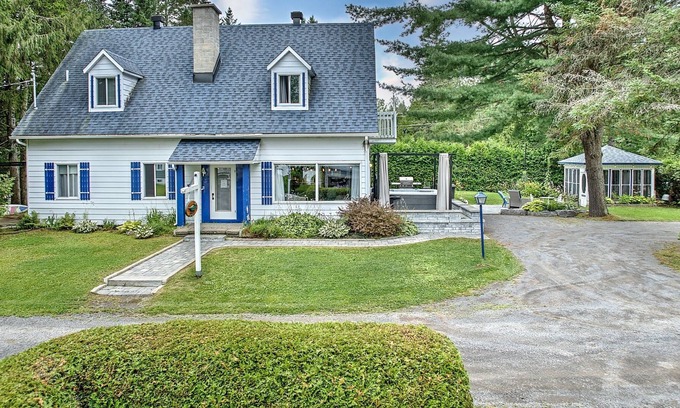 Saint-Jean-de-Matha Ski Chalet | Villa Baraka - Domaine Des Ormes Spa & Lake Access