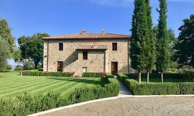 Campiglia d'Orcia Villa | Villa BelSentiero in the Val d'Orcia with infinity pool. Sleeps 10 in 5 rooms