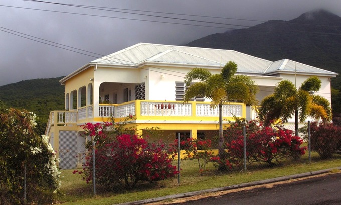 Charlestown House | villa Benito 3 minutes from, bars restaurant beach and four Seasons Golf Course