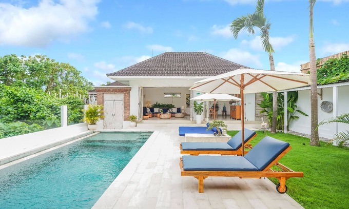 Mengwi Villa | Villa Bonsai Kecil is a charming new and modern villa in the heart of Pererenan