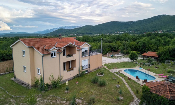 Dicmo Villa | Villa Bravic 4*, nature home with pool near Split
