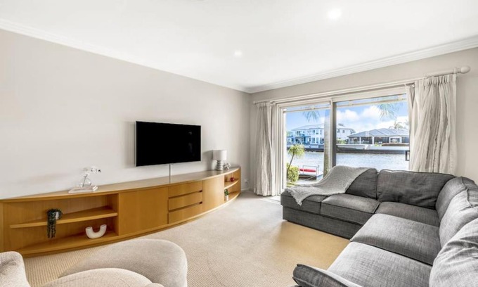 Runaway Bay House | Villa by the Canal - Runaway Bay