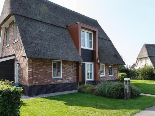 Delfstrahuizen Villa | Villa by Tjeukemeer with Private Jetty