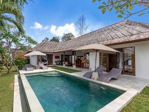 Melayang Villa | Villa Candi Kecil Tiga by Villa Finder