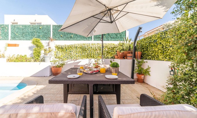 Charneca de Caparica e Sobreda Villa | Villa Caparica - cozy villa with pool near the beach