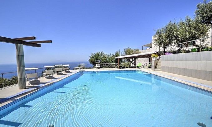 Schiazzano Villa | Villa Carminia Grande: A splendid and luminous three-story villa located on the coast in front of the island of Capri, with Free WI-FI.