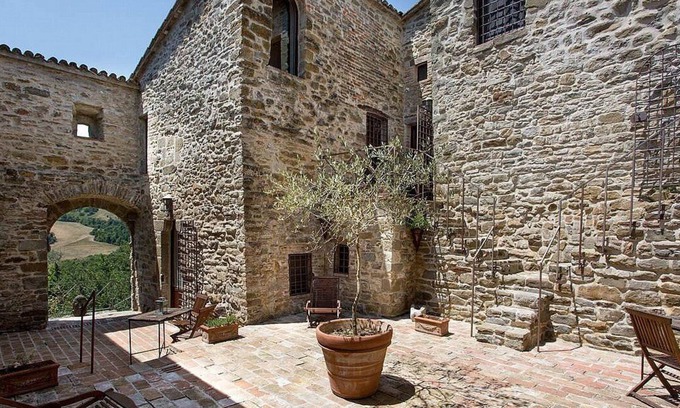 Umbertide House | Villa Cenobio I: A characteristic and welcoming two-story cottage made of stone, with Free WI-FI.