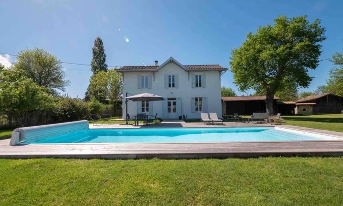 Salles House | Villa charmante pour 9 avec piscine chauffee