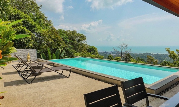 Na Thon Villa | Villa Chatchana is a 3-bedroom villa in Nathon, offering panoramic sea and mountain views.