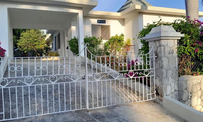IronShore Estates Villa | Villa Chinnor-Kent Ave