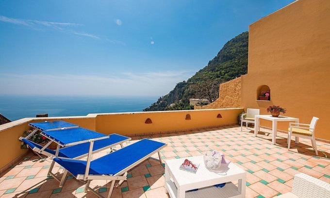 Positano House | Villa Cielo A: An elegant and welcoming apartment which faces the sun and the sea, with Free WI-FI.