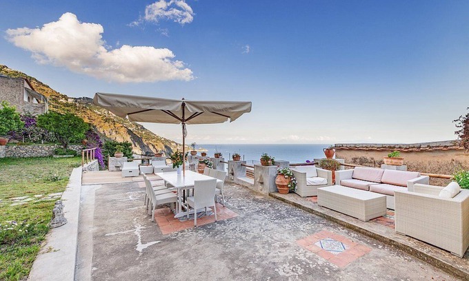 Praiano Villa | Villa Ciondolo: A bright and elegant independent house which faces the sun and the sea, with Free WI-FI.