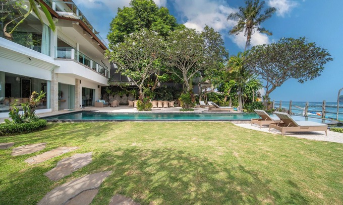 Sengkidu Villa | Villa Cocoa Maya: Beautiful large villa steps from the beach
