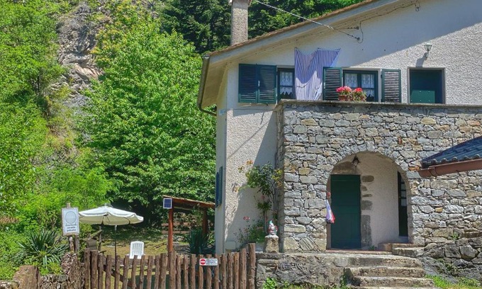 Borzonasca Apartment | Villa con bosco giardino e ruscello ad uso esclusivo