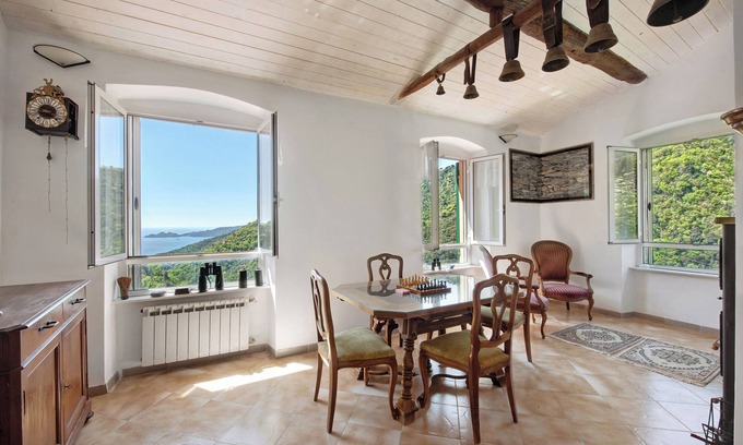 Semorile Villa | Villa 'Cottage with Sea View' near the Sea with Garden
