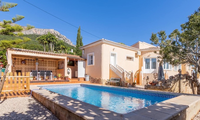 Calpe Villa | Villa 'Cucarres 2' with Pool, Garden & Wi-Fi