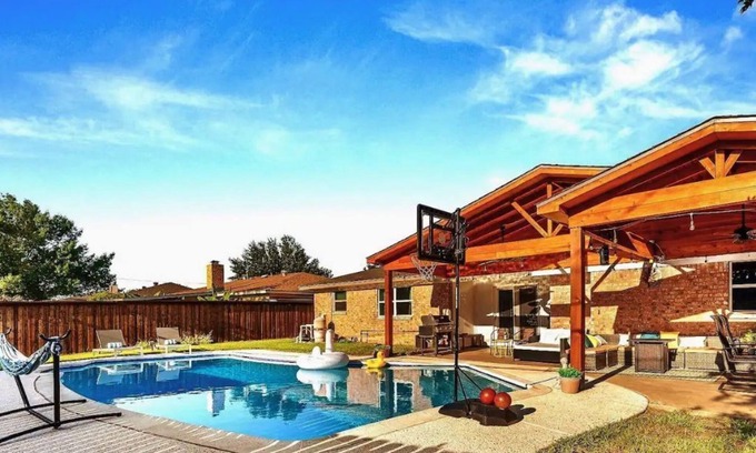 North Richland Hills House | Villa D’Oro, Pool, Jacuzzi, Retro-Arcade & Fire Pit