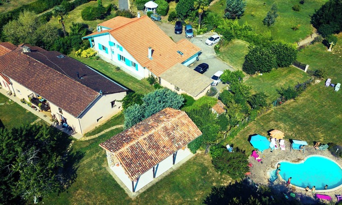 Saint-Loubouer House | Villa Daisy large house with private garden and access to large garden with pool