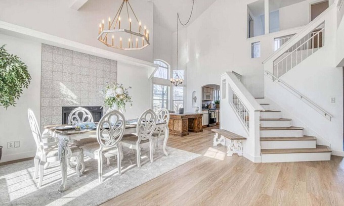 Bear Ridge House | Villa de Montana: Breathtaking Sunset Views in Franklin Mountains