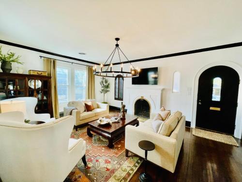 Sayles Blvd. Area Villa | Villa de Siglo-Century Villa