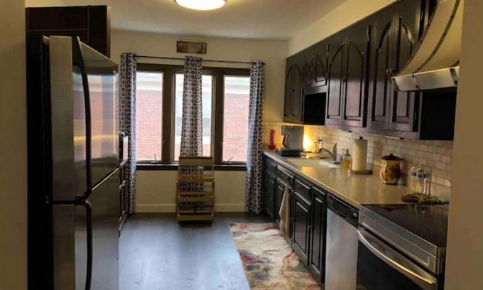 Grosse Pointe Apartment | Villa del Lago-Luxury King w/2 Queens in Windmill Pointe