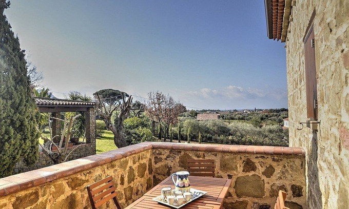 Castellabate House | Villa delle Pigne A: A characteristic and welcoming apartment surrounded by the greenery, with Free WI-FI.