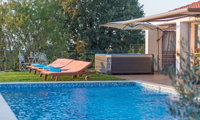 Rovinjsko Selo Villa | Villa di Rovigno with Pool, Hot Tub and Sea View