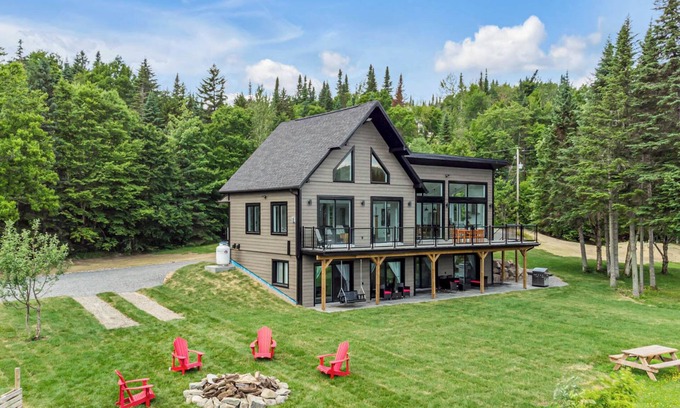 Saint-Brigitte-de-Laval Villa | Villa du Lac Poulin waterfront