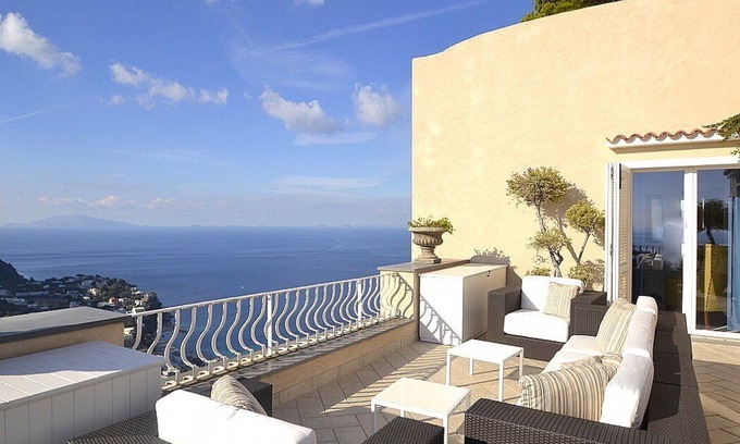 Capri Apartment | Villa Due Marine: A splendid and luminous apartment situated in a quiet location, at a short distance from the famous Piazzetta of Capri, with Free WI-FI.