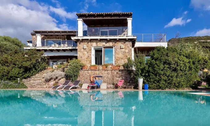Alghero Villa | Villa Emmeline fronte mare 5 camere 6 bagni infinity pool WiFi per 12 persone