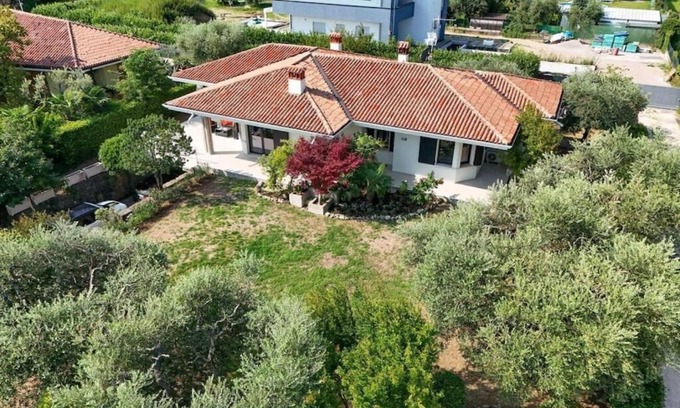 Pieve Vecchia Villa | Villa Fortuna, recently renovated, close to the lake and with all amenities .