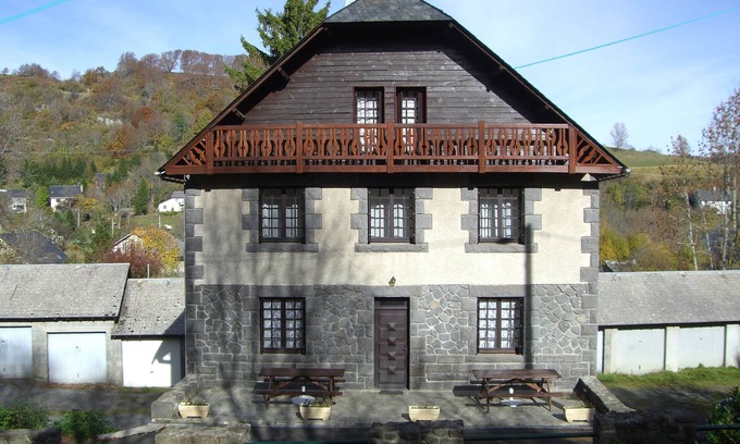 Besse-en-Chandesse Villa | Villa with land for 12 people. Last-minute PROMO from April 14 to 30