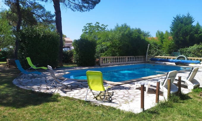 Saint-Julien-les-Rosiers Villa | Villa