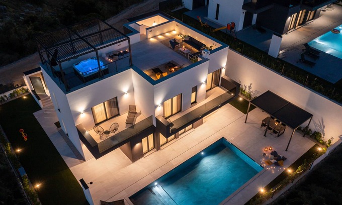 Jakisnica Villa | Villa Gaia with Heated Pool, Gym, Sauna & Jacuzzi