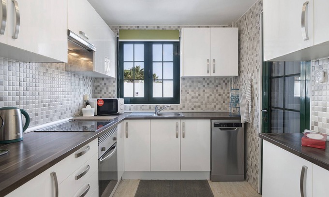 Costa Teguise Villa | Villa "Gemma" with Private Garden, Balcony & Wi-Fi