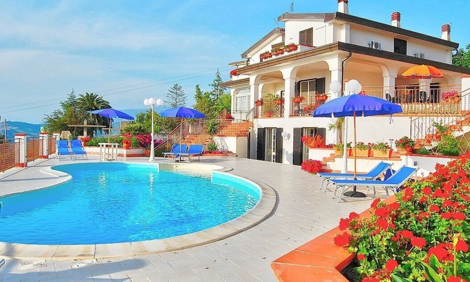 Agropoli Villa | Villa Gioconda: A charming three-story villa located on a hillside, facing the sea, with Free WI-FI.