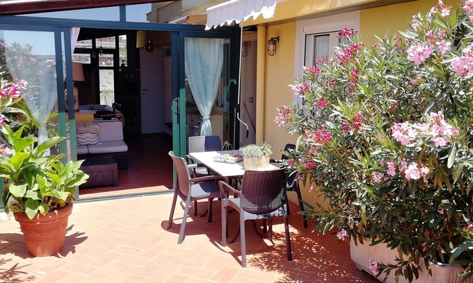 Formia Apartment | Villa Giulia: Attico con Terrazzo in Villa Signorile a due Passi dal Mare.,