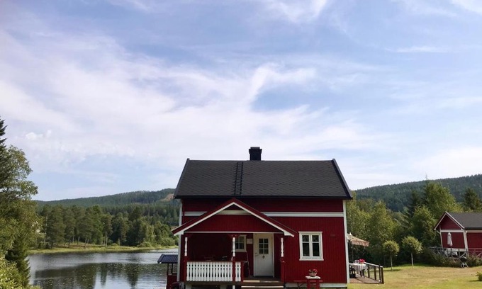 Marbacken House | Villa Granhede -sjöläge med badtunna, eldstad med mera