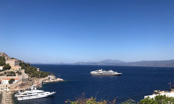 Hydra Villa | Villa Hydra Estrella is Offers views of the port and town