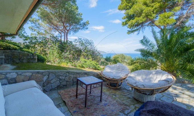 Procchio Villa | Villa Il Cappero immersed in the greenery of well-kept gardens with an incredible view of the Gulf,