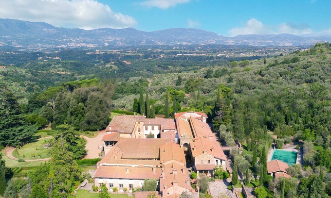 Pian di Sco Villa | Villa in Casa Biondo with 23 bedrooms sleeps 46
