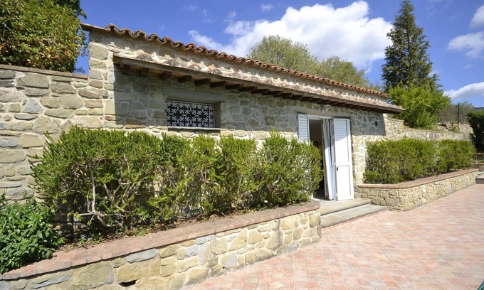 Il Borgo House | Villa in Cortona with Pool and Valley Views