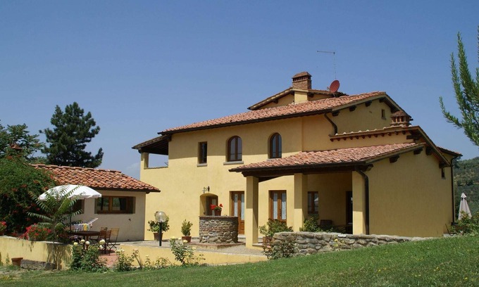 Castelfranco di Sopra Apartment | Villa in Tuscany with Pool near Beach