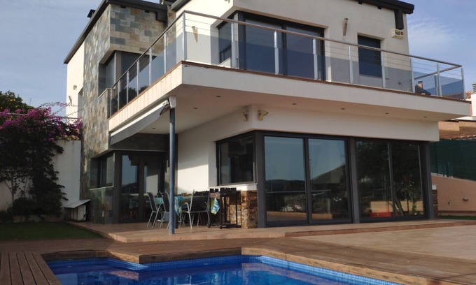 Calella House | Villa in quiet area, with pool, to enjoy your best holidays