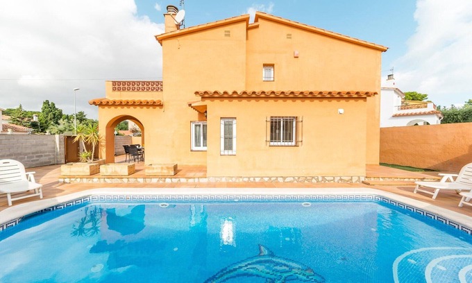 L'Escala Villa | Villa in Riells Beach with Private Pool