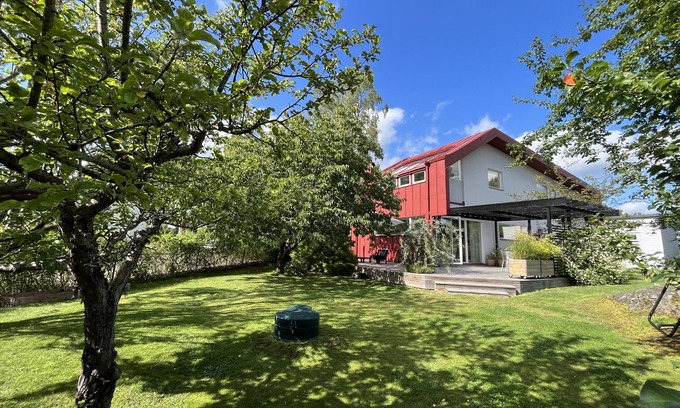 Nacka Municipality House | Villa in Stockholm by the sea not far from the archipelago with bathing area