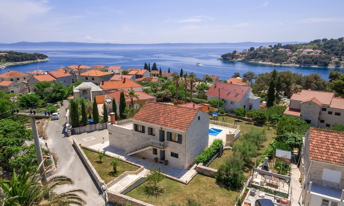 Sumartin Villa | Villa in Sumartin near the Beach & Ferry Port