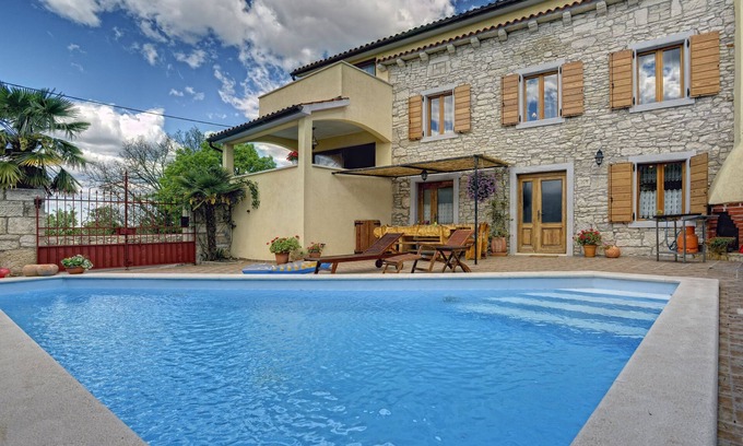 Jursici House | Villa in Svetvincenat with Pool & Beach