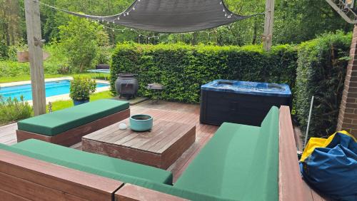 Velsen-Zuid Villa | Villa in the forest of Amsterdam with Pool